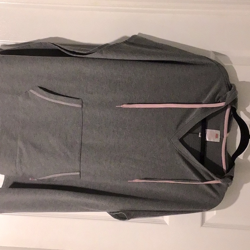Unstructured loose top with center pocket and side slit. Size S but oversized